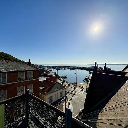 Merchants Quarters - Laguz & Othala - Two Stunning Apartments In One Booking - Both With Harbour And Sea Views - Free Roof Top Terrace With Sea And Harbour View And Central Location To Beaches Amenities Restaurants And Harbour Scarborough