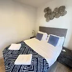 Merchants Quarters - Laguz & Othala - Two Stunning In One - Both With Harbour And Sea Views - Free Roof Terrace With Sea And Harbour View And Location To Beaches Amenities Restaurants And Harbour 펜션 *