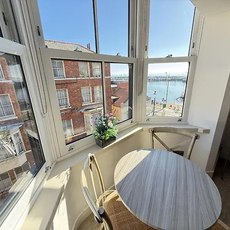 Hébergement de vacances Merchants Quarters - Laguz & Othala - Two Stunning In One - Both With Harbour And Sea Views - Free Roof Terrace With Sea And Harbour View And Location To Beaches Amenities Restaurants And Harbour Scarborough