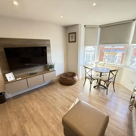 Merchants Quarters - Laguz & Othala - Two Stunning In One - Both With Harbour And Sea Views - Free Roof Terrace With Sea And Harbour View And Location To Beaches Amenities Restaurants And Harbour