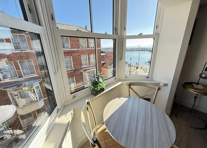 Semesterbostad Merchants Quarters - Laguz & Othala - Two Stunning In One - Both With Harbour And Sea Views - Free Roof Terrace With Sea And Harbour View And Location To Beaches Amenities Restaurants And Harbour Scarborough